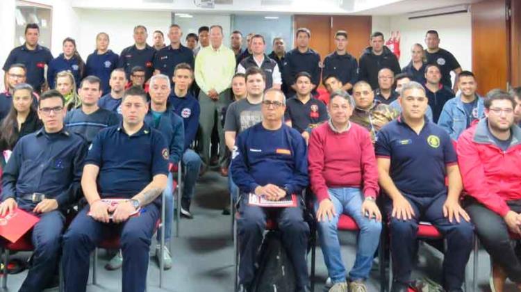 Howard Hill brindó una disertación para bomberos voluntarios de Argentina