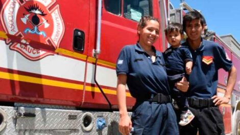 Nació en el cuartel de bomberos y es el ayudante más pequeño