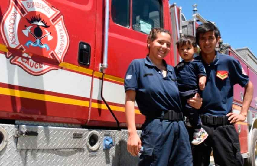 Nació en el cuartel de bomberos y es el ayudante más pequeño