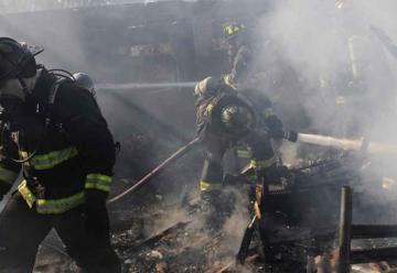 Un bombero lesionado deja incendio en una vivienda