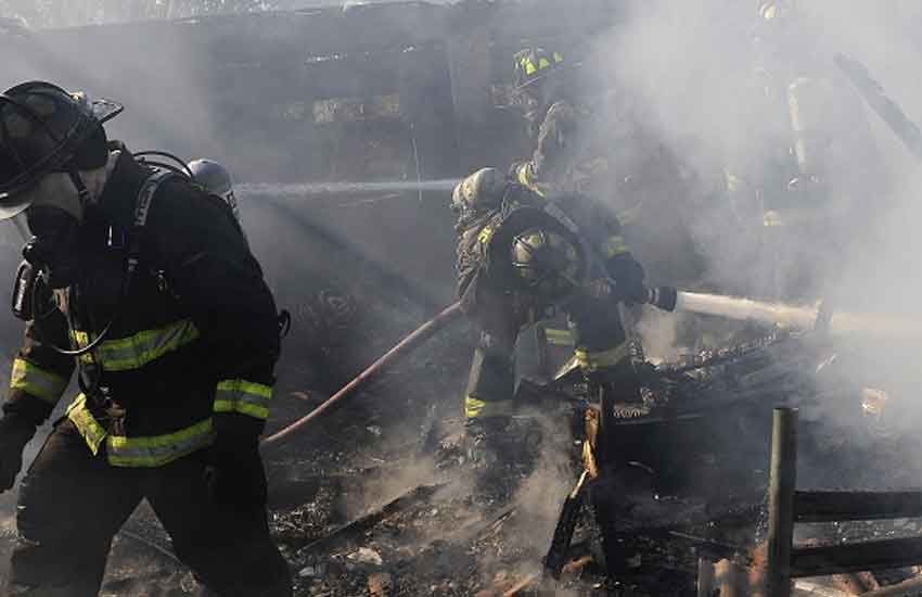 Un bombero lesionado deja incendio en una vivienda