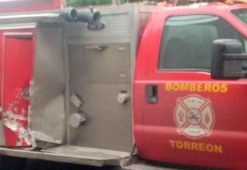 Camión repartidor choca contra unidad de Bomberos