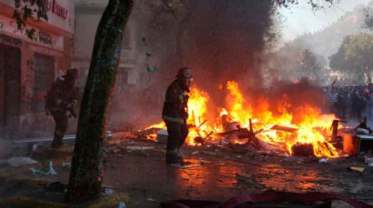 Tres bomberos heridos durante incendio en tienda de Concepción