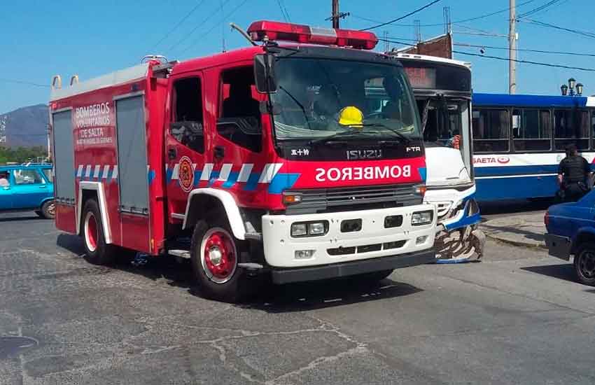 Chocaron un autobomba y dos colectivos en Salta