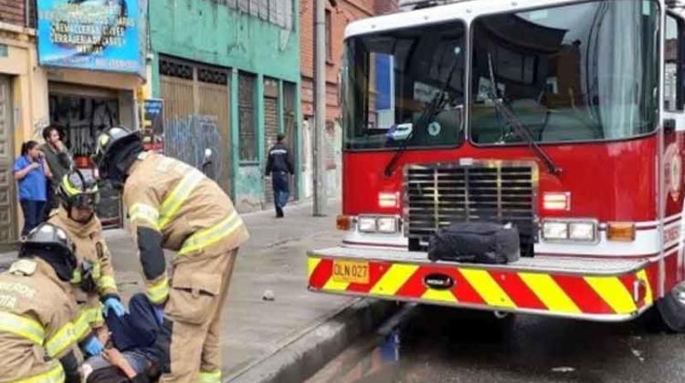 Choque entre camión de bomberos y bus en Bogotá
