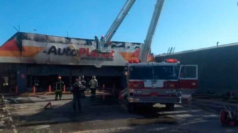 Controlan incendio que afectó a tienda Autoplanet en Pudahuel