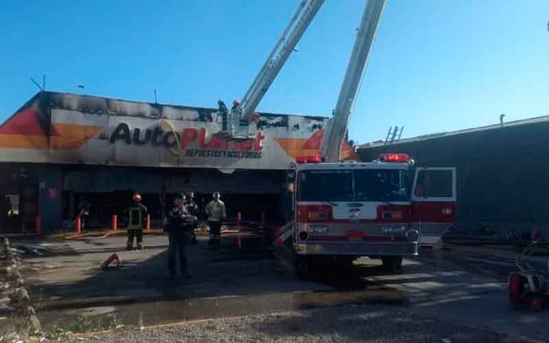 Controlan incendio que afectó a tienda Autoplanet en Pudahuel