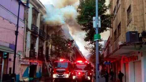 Dos bomberos heridos por incendio en una tienda de telas