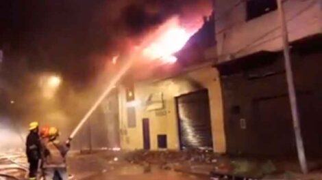 Bomberos trabajan para sofocar un incendio en un depósito