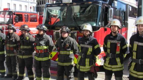 Pelea en las afueras de cuartel termina con dos bomberos suspendidos