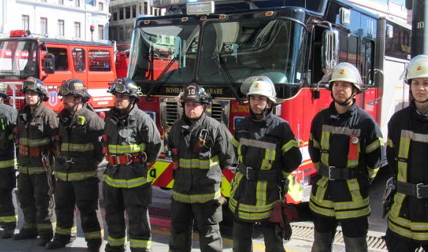 Pelea en las afueras de cuartel termina con dos bomberos suspendidos