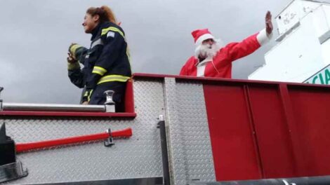 Papá Noel recorrió la ciudad junto a los Bomberos