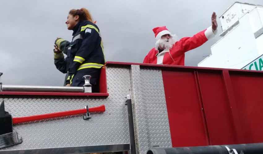 Papá Noel recorrió la ciudad junto a los Bomberos
