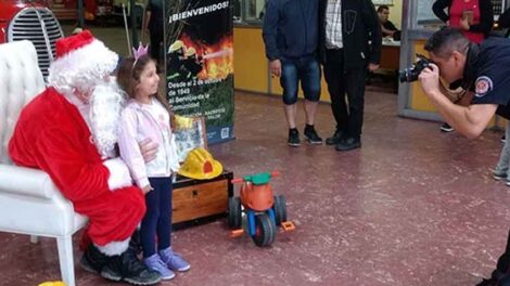 Papá Noel visitó a los Bomberos de Olavarría