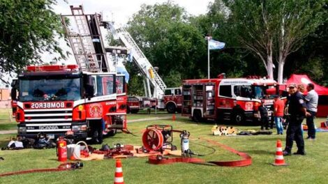 Muestra de vehículos y materiales de Bomberos de Olavarria