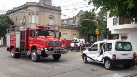 Autobomba de Bomberos Zapadores impactó contra un utilitario