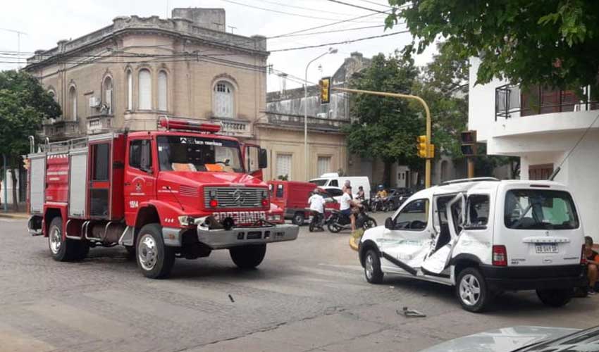 Autobomba de Bomberos Zapadores impactó contra un utilitario