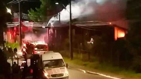Un hombre atacó a bomberos cuando fueron a combatir un incendio