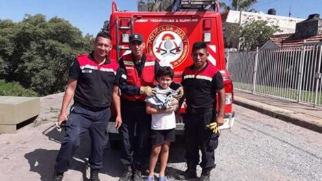 Rescataron a un gatito atrapado en una red de cañerías