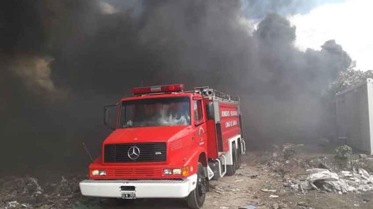Lomas de Zamora: Incendio en un depósito de cubiertas