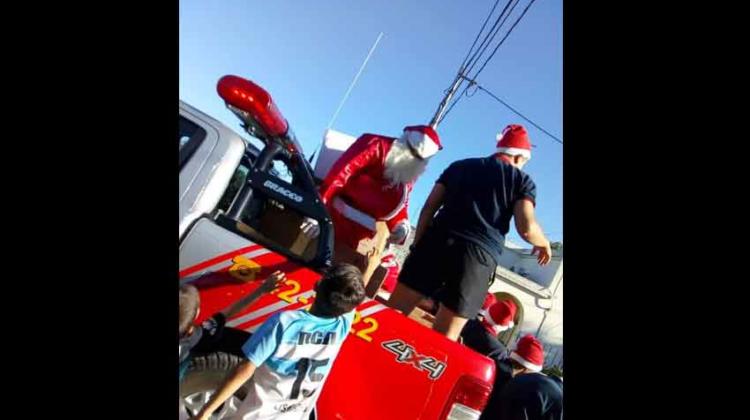 Bomberos de Jáuregui tuvieron la «Vuelta de Papá Noel»