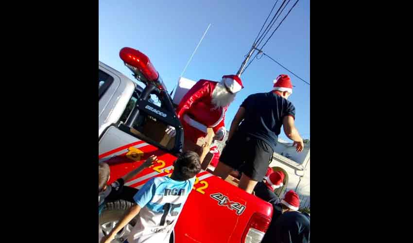 Bomberos de Jáuregui tuvieron la "Vuelta de Papá Noel"
