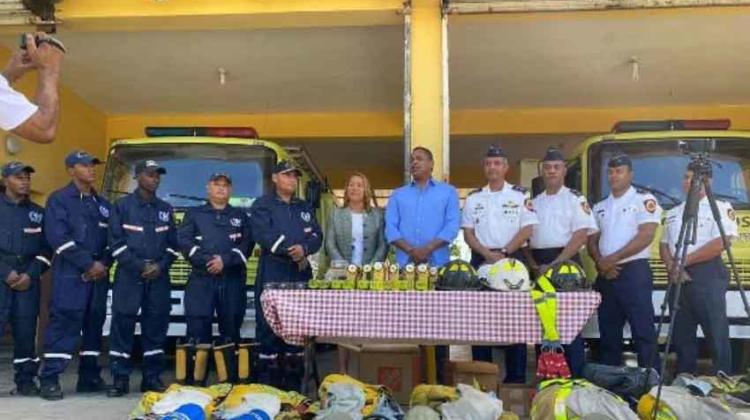 Bolívar Valera dona equipos de trabajo a bomberos SDE