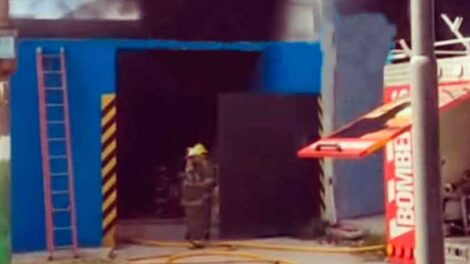 Incendio en una fábrica de pinturas en Hurlingham