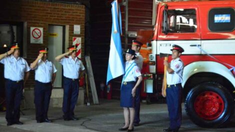 Presentaron nueva autobomba y egresaron 11 bomberos