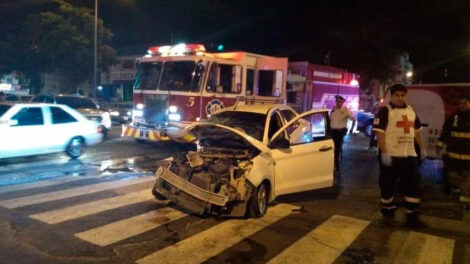 Choca camión de bomberos con carro en Culiacán