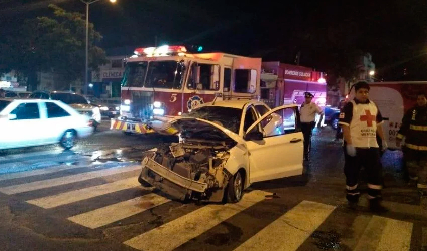 Choca camión de bomberos con carro en Culiacán