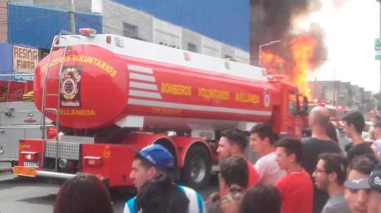 Un gran Incendio afectó una maderera en Avellaneda