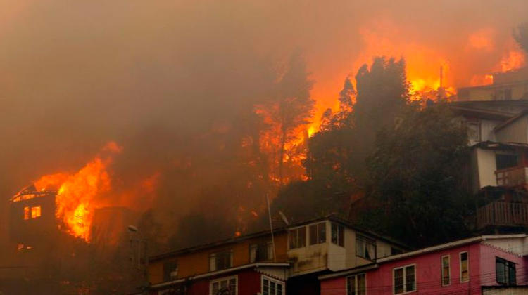 Gran incendio forestal en cerros de Valparaíso
