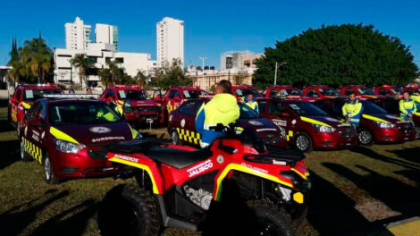 Entregan vehículos y equipo de comunicación a Bomberos