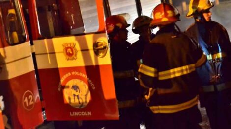 Bomberos enfocados en adquirir la escalera mecánica