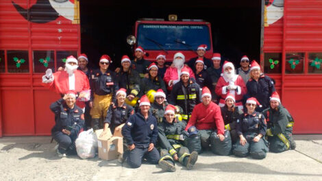 Papá Noel repartió golosinas junto a los Bomberos de Bariloche