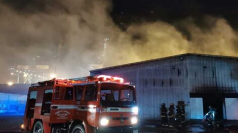 Incendio consume bodega de supermercado en San Antonio