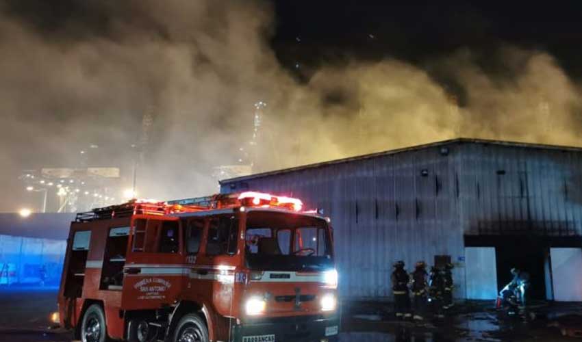 Incendio consume bodega de supermercado en San Antonio