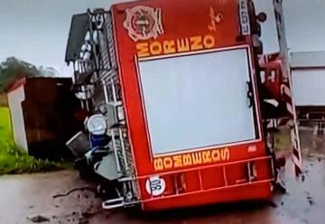 Un camión de Bomberos de Moreno volcó sobre la Ruta 24