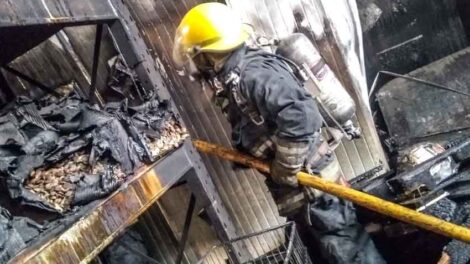 Incendio destruyó un galpón de una distribuidora de alimentos