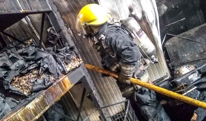 Incendio destruyó un galpón de una distribuidora de alimentos