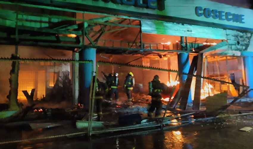 Incendio destruye sucursal de automotora en Rancagua