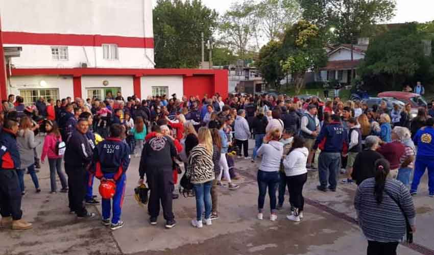 Homenaje de la comunidad a los Bomberos de Gesell