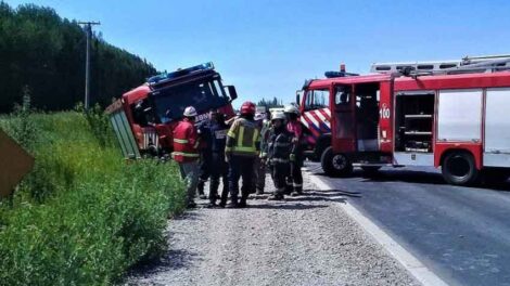 Iban a un accidente y casi cayeron al canal con el autobomba