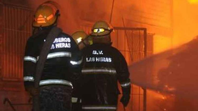 Dos Bomberos heridos por el derrumbe de una casa incendiada