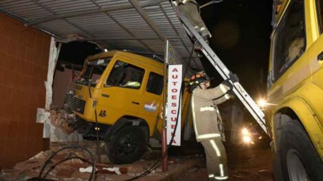 Móvil de bomberos chocó contra edificación en Luque