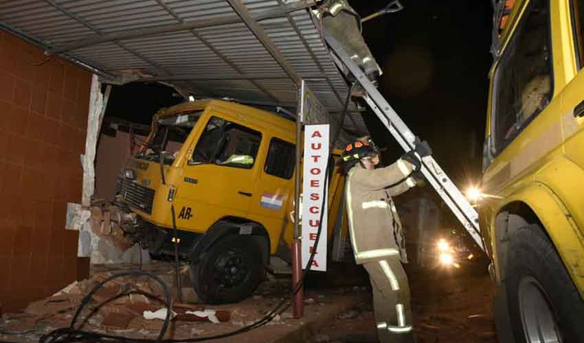 Móvil de bomberos chocó contra edificación en Luque