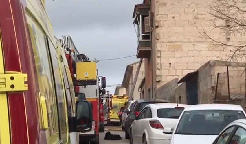 Tres bomberos intoxicados en un incendio en Vilafranca