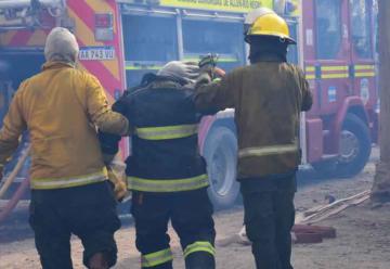 Se recuperan los bomberos afectados en incendio en Guerrico