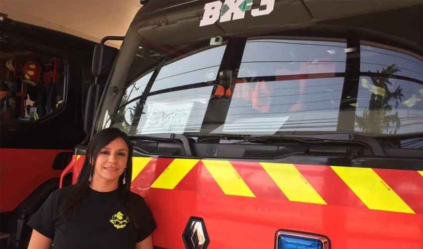Mujer se convirtió en la primera maquinista de Bomberos